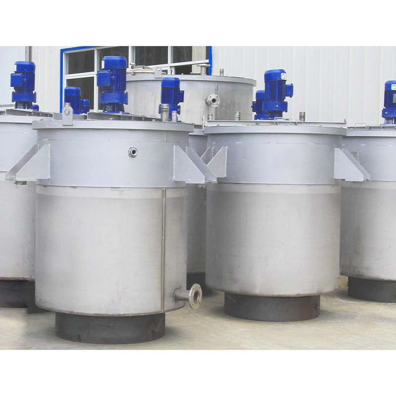 How to precisely control the feeding rate during the operation of a dissolving and stirring tank to avoid localized material accumulation?